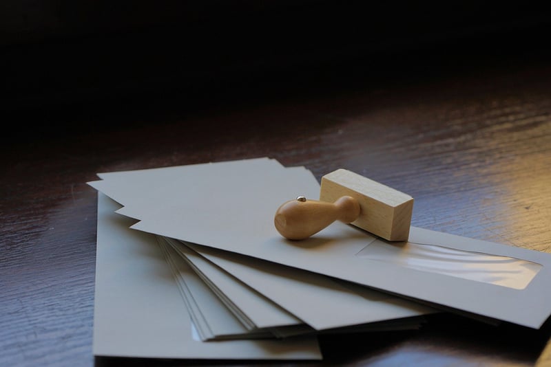 Où mettre le timbre sur une enveloppe en 2026 : le guide simple et visuel